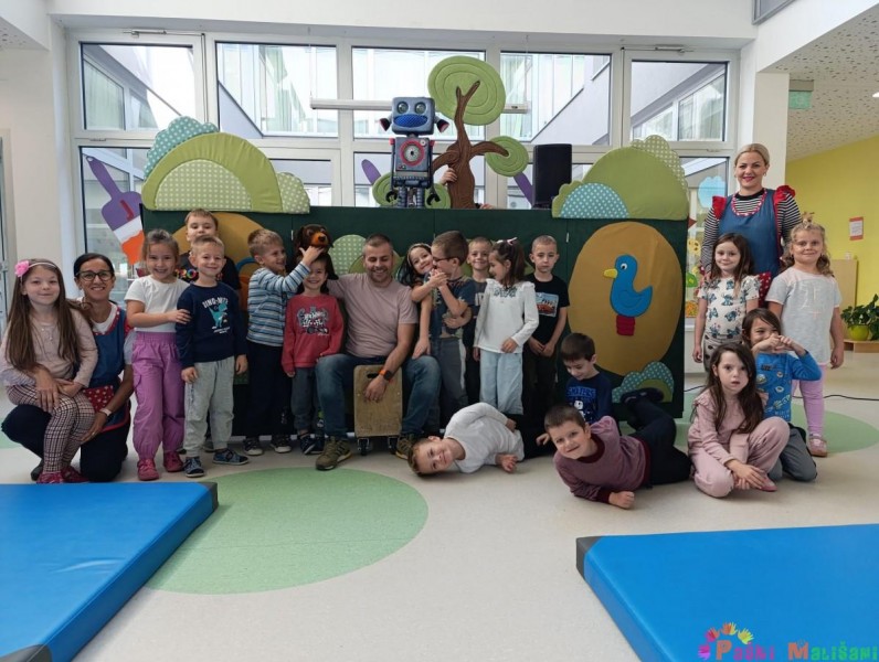 Kazališna predstava za djecu “Robot Roko i zlatno srce” razveselila Paške mališane