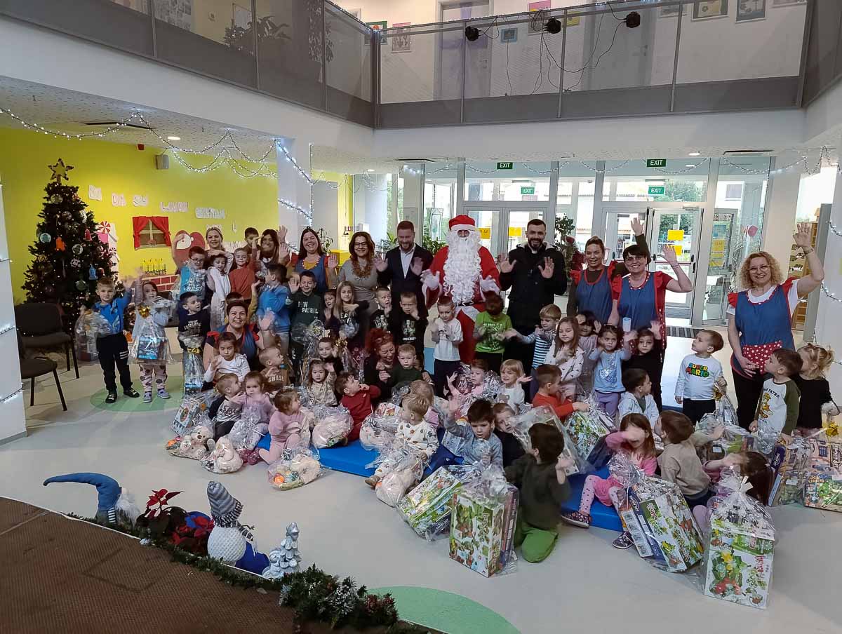 Blagoslov vrtića i dolazak Djeda Mraza u Dječji vrtić Paški mališani