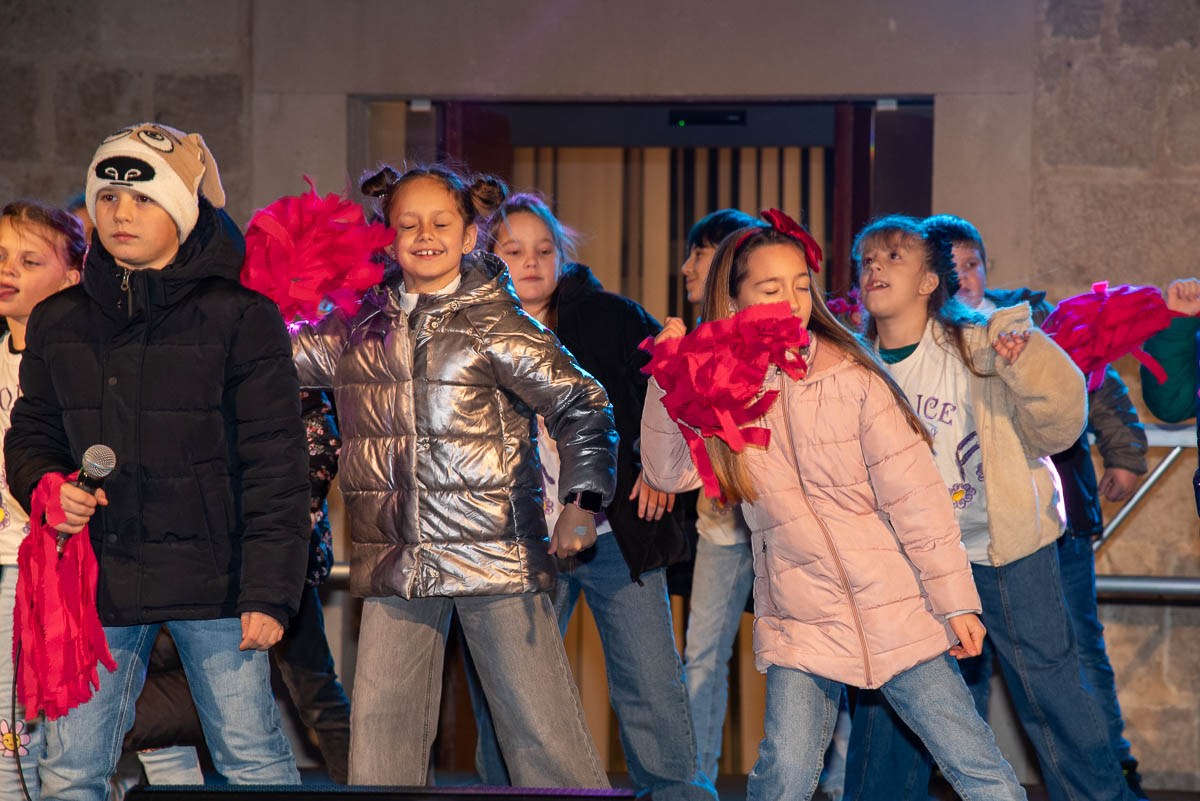 Zimska čarolija na Pijaci uz Vijolice i Djeda Božićnjaka