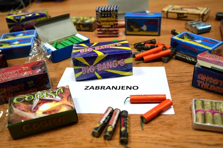 Policija oduzela pirotehnička sredstva maloljetniku u Pagu