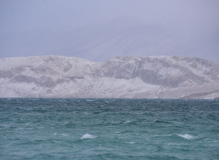 Bura, niske temperature i snijeg otežali promet na otoku