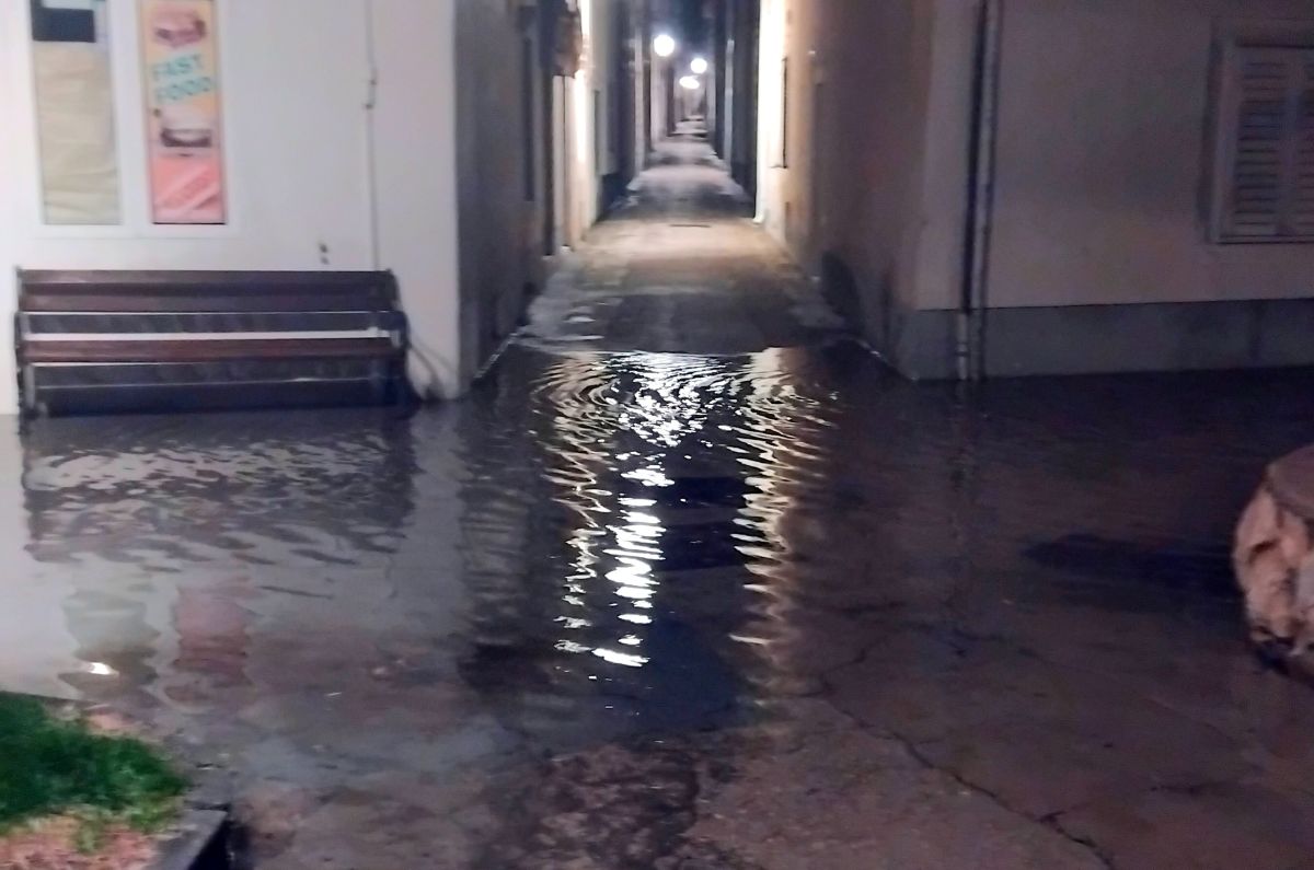 Na otoku Pagu zbog velike plime more se razlilo na prometnice, šetnice, parkirališta, dvorišta kuća