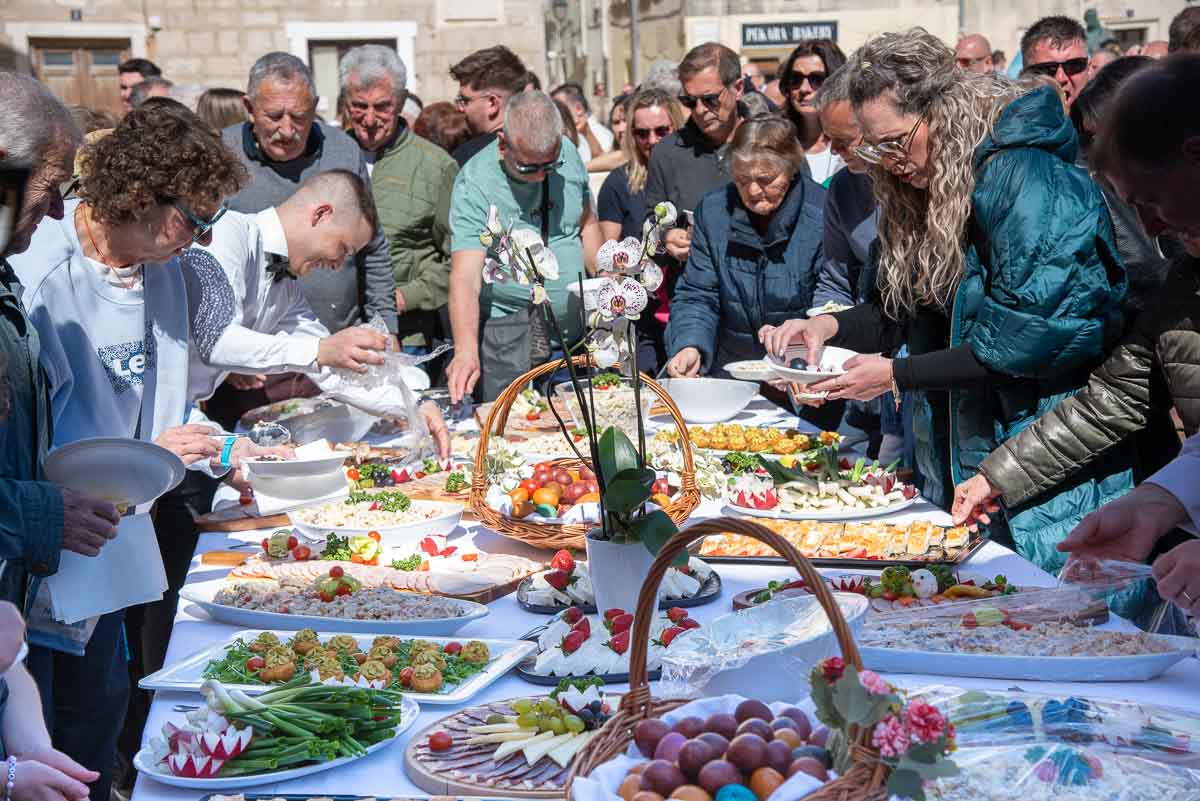 Uskršnji doručak uz Gradsku glazbu Pag