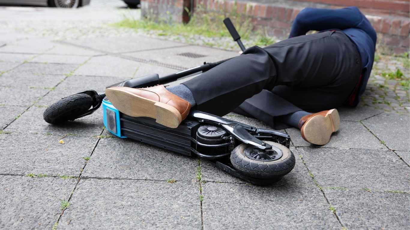 Pag: Ozlijeđen pri padu s električnog romobila