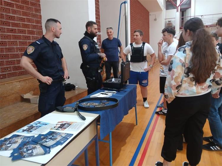 Pag: Prezentacija kampanje “Hrabrost, ponos, čast – Postani policajac/policajka”