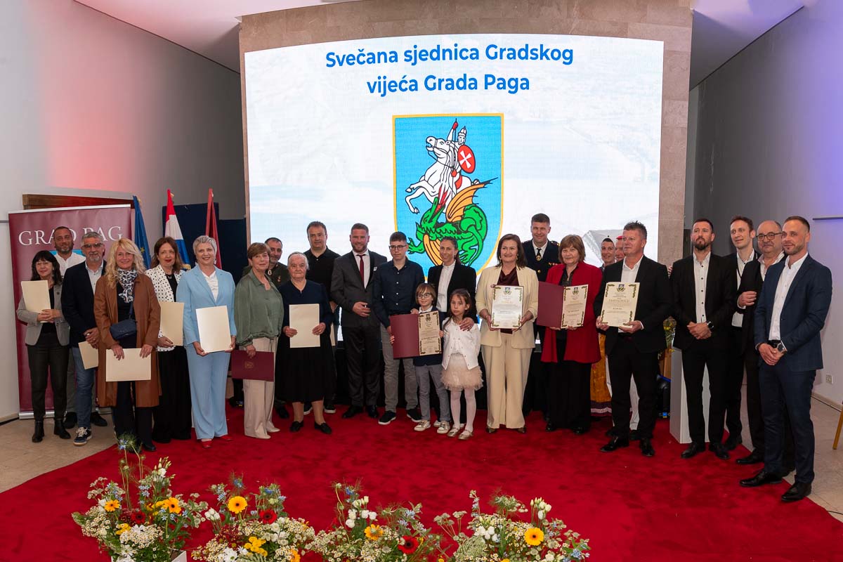 Povodom dana Grada Paga, dodjeljene su zahvalnice, javna priznanja i nagrade njegovim laureatima.