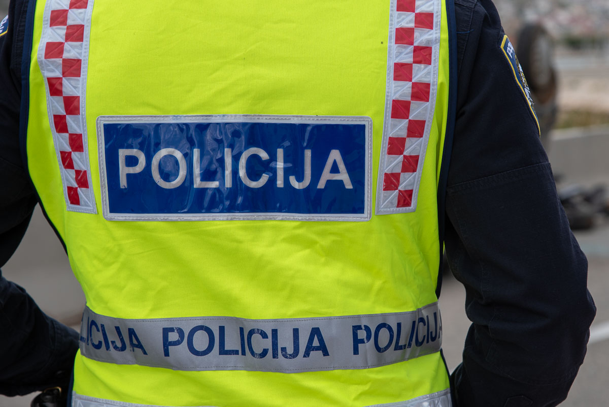U Pagu zaustavljen automobil: vozač odbio test na droge, suvozač predao 2,24 grama speeda