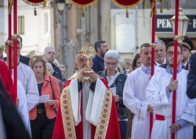 Pag u znaku Svetog Trna: procesija i misa okupile brojne vjernike