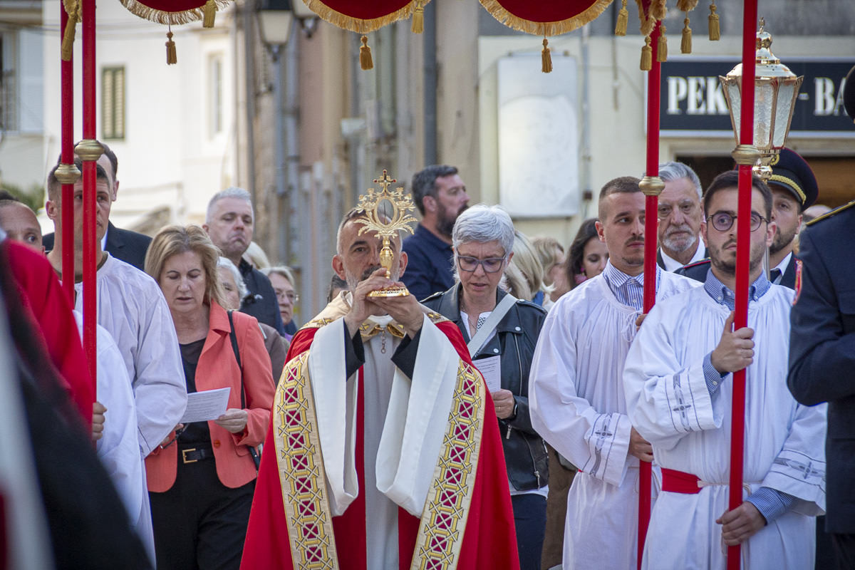 Pag u znaku Svetog Trna: procesija i misa okupile brojne vjernike