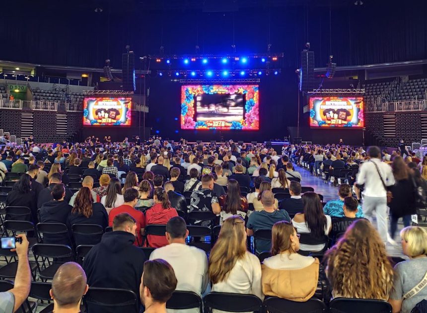 Smijeh kao odgovor na neizvjesnost: Fluffy osvojio Arenu Zagreb u najvećem stand-up spektaklu u Hrvatskoj