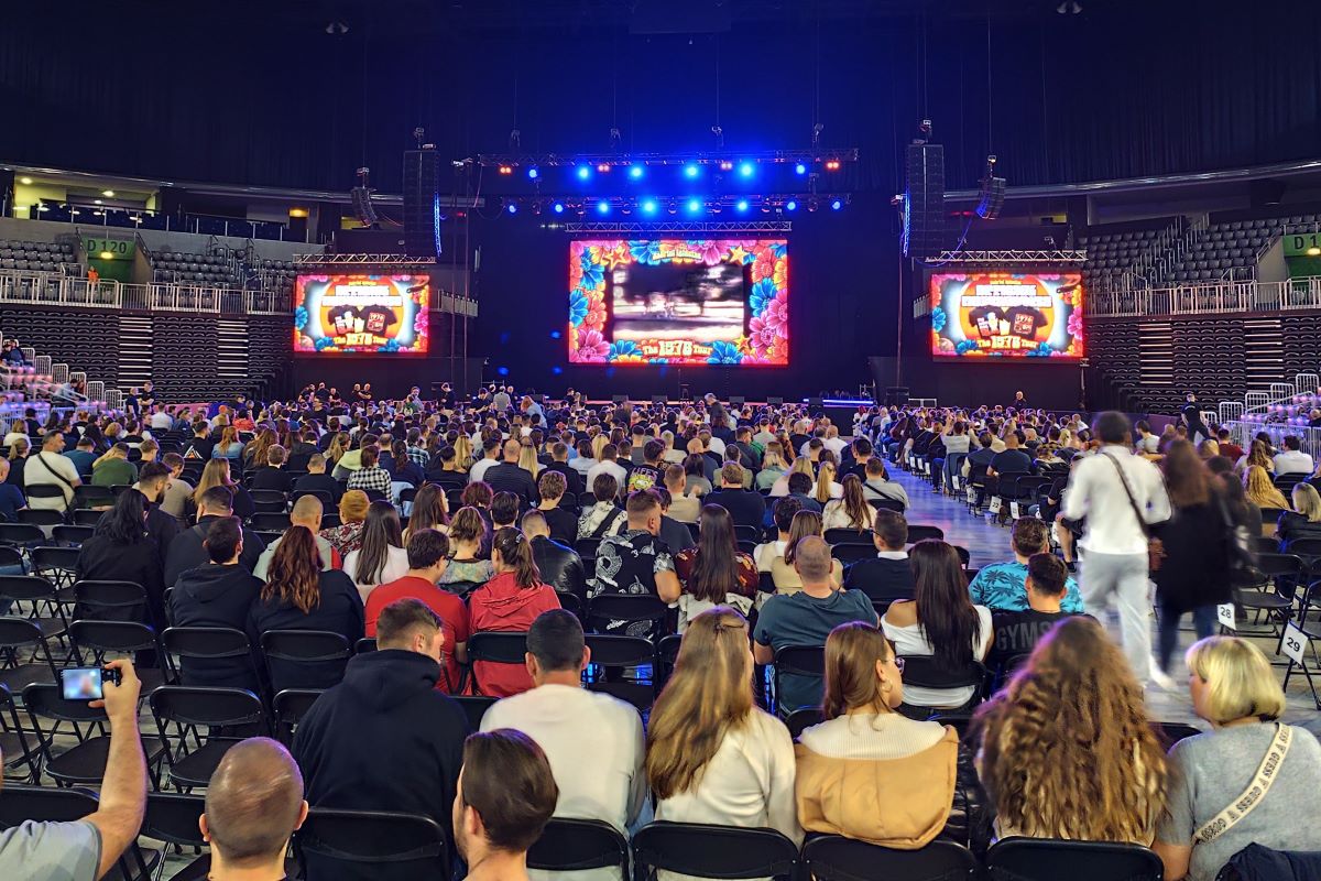 Smijeh kao odgovor na neizvjesnost: Fluffy osvojio Arenu Zagreb u najvećem stand-up spektaklu u Hrvatskoj