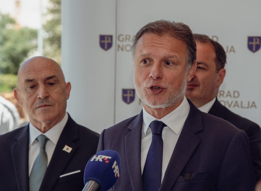 Povodom Dana Grada Novalje i blagdana sv. Antuna – Antonje, u Kulturnom centru Gozdenica održana je Svečana sjednica Gradskog vijeća Grada Novalje.
