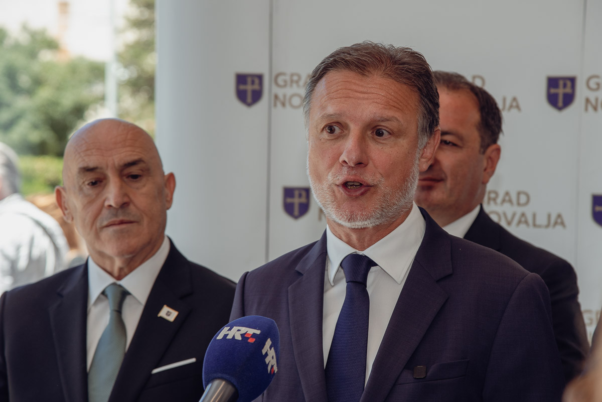 Povodom Dana Grada Novalje i blagdana sv. Antuna – Antonje, u Kulturnom centru Gozdenica održana je Svečana sjednica Gradskog vijeća Grada Novalje.