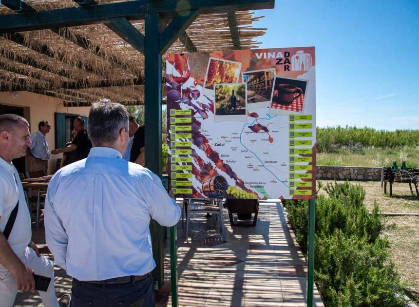 Pag: Postavljanje prve oglasne ploče Udruge vinara Zadarske županije