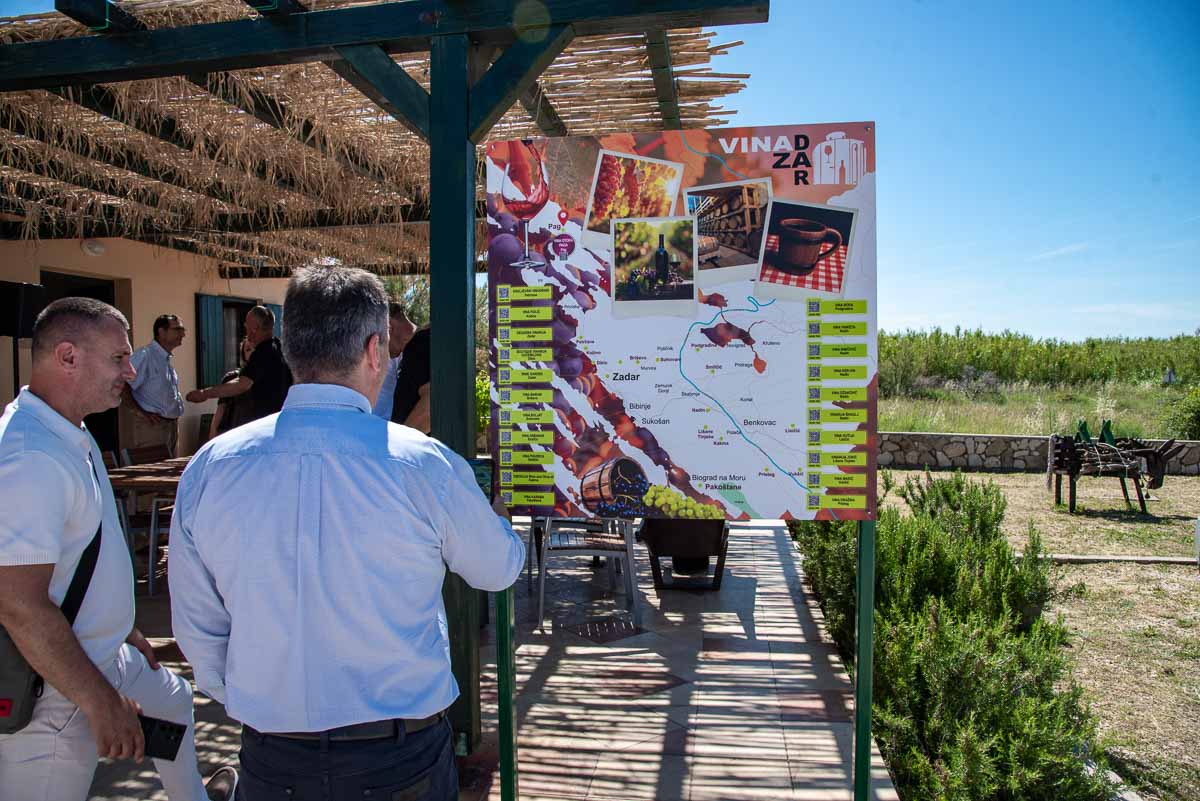 Pag: Postavljanje prve oglasne ploče Udruge vinara Zadarske županije