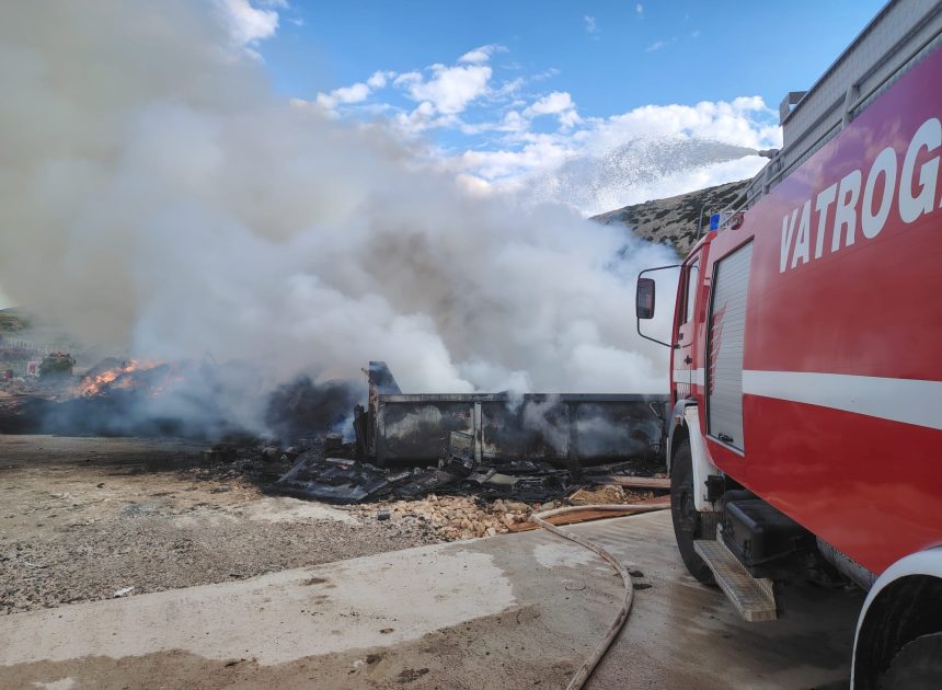 Požar na reciklažnom dvorištu Sv. Kuzam stavljen pod kontrolu