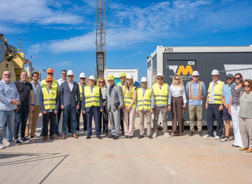 Počela treća faza izgradnje južnog lukobrana u Novalji