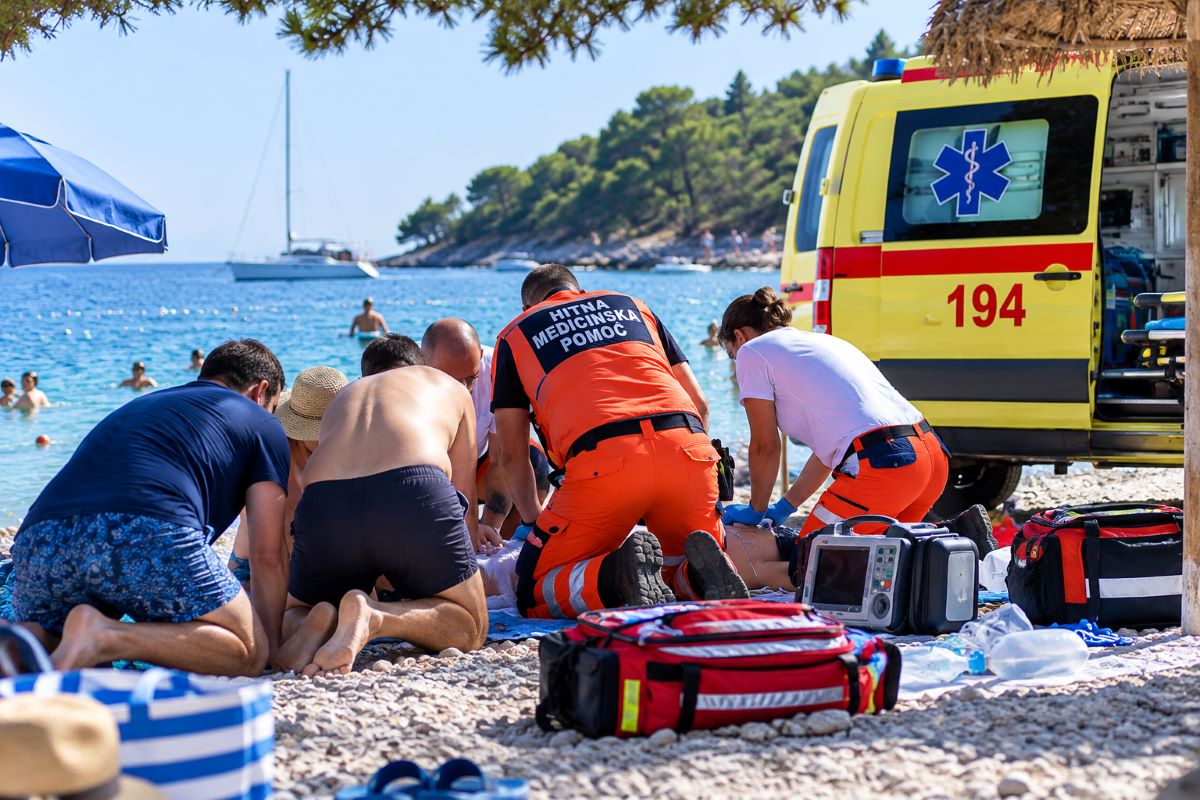 Na plaži Babe u Novalji muškarcu nakon 40 minuta reanimacije vraćen puls