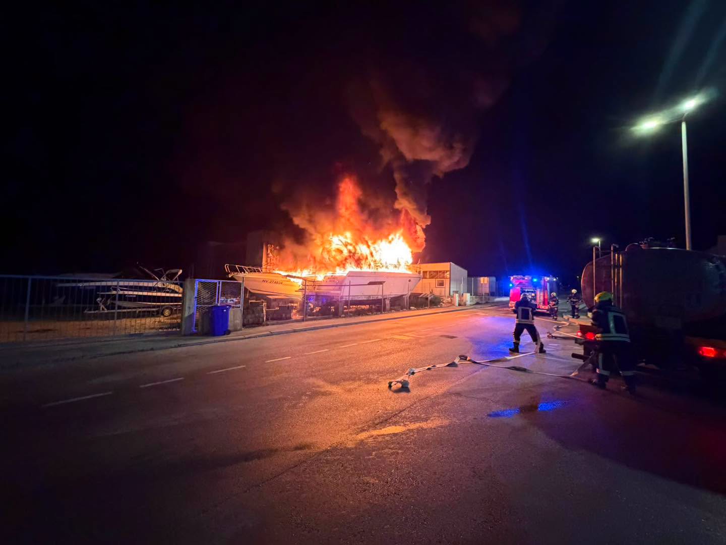Ugašen požar u u suhoj marini