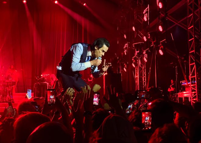 Nick Cave na ramenima pulske publike