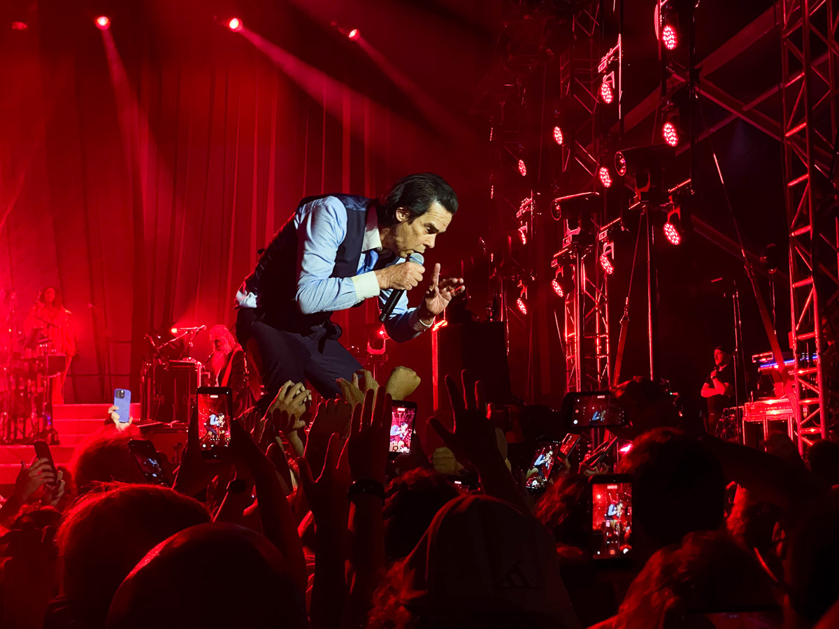 Nick Cave na ramenima pulske publike