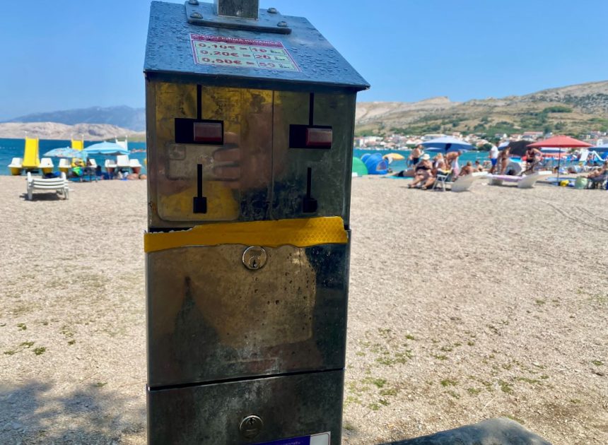 Za šaku kovanica razbio tuš na plaži