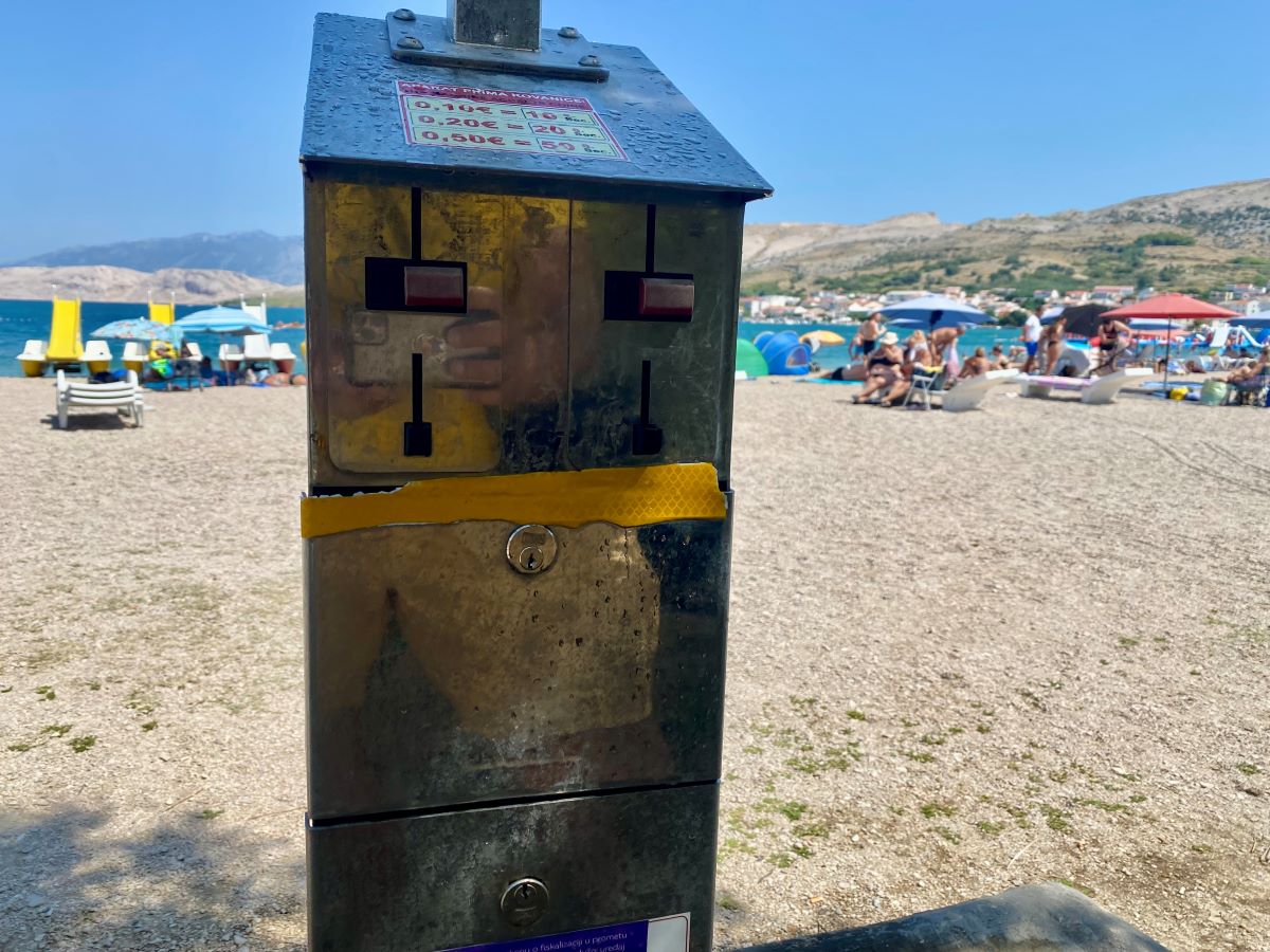 Za šaku kovanica razbio tuš na plaži