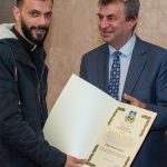 Zahvalnica Gradonačelnika Grada Paga Crkvenome zboru čiji članovi svojim dugogodišnjim liturgijskim pjevanjem tijekom svete mise doprinose uzvišenosti svetog čina. U ime zbora preuzeo don Božo Barešić Zahvalnica Gradonačelnika Grada Paga Crkvenome zboru čiji članovi svojim dugogodišnjim liturgijskim pjevanjem tijekom svete mise doprinose uzvišenosti svetog čina. U ime zbora preuzeo don Božo Barešić