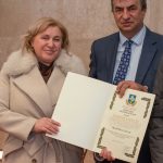 Zahvalnica Gradonačelnika Grada Paga Martini Glavan za postignute rezultate u svom znanstvenom radu na svjetskoj razini te isticanju podrijetla iz svog Grada Paga. Preuzela u ime kćeri Anita Glavan Zahvalnica Gradonačelnika Grada Paga Martini Glavan za postignute rezultate u svom znanstvenom radu na svjetskoj razini te isticanju podrijetla iz svog Grada Paga. Preuzela u ime kćeri Anita Glavan