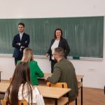 Karlo Ressler i ravnateljica Srednje škole Bartula Kašića Pag Marija Pećirko